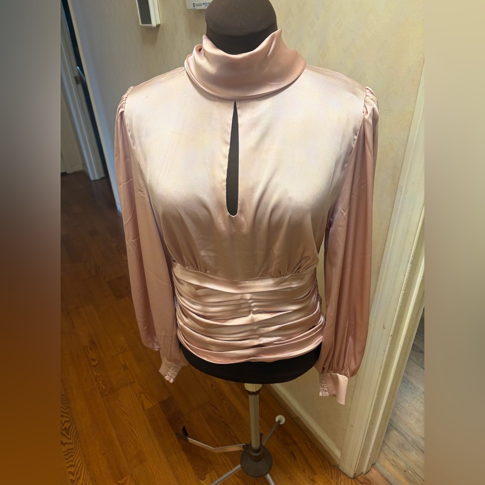 🩷🆕White House Black Market Smoke Rose Satin Mock-Neck Blouse🩷
